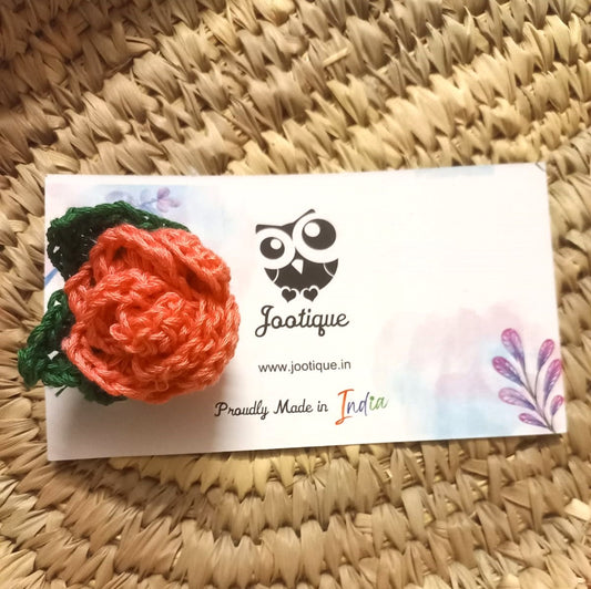 Charming Pink Flower Crochet Brooch: Feminine Fashion Accessory