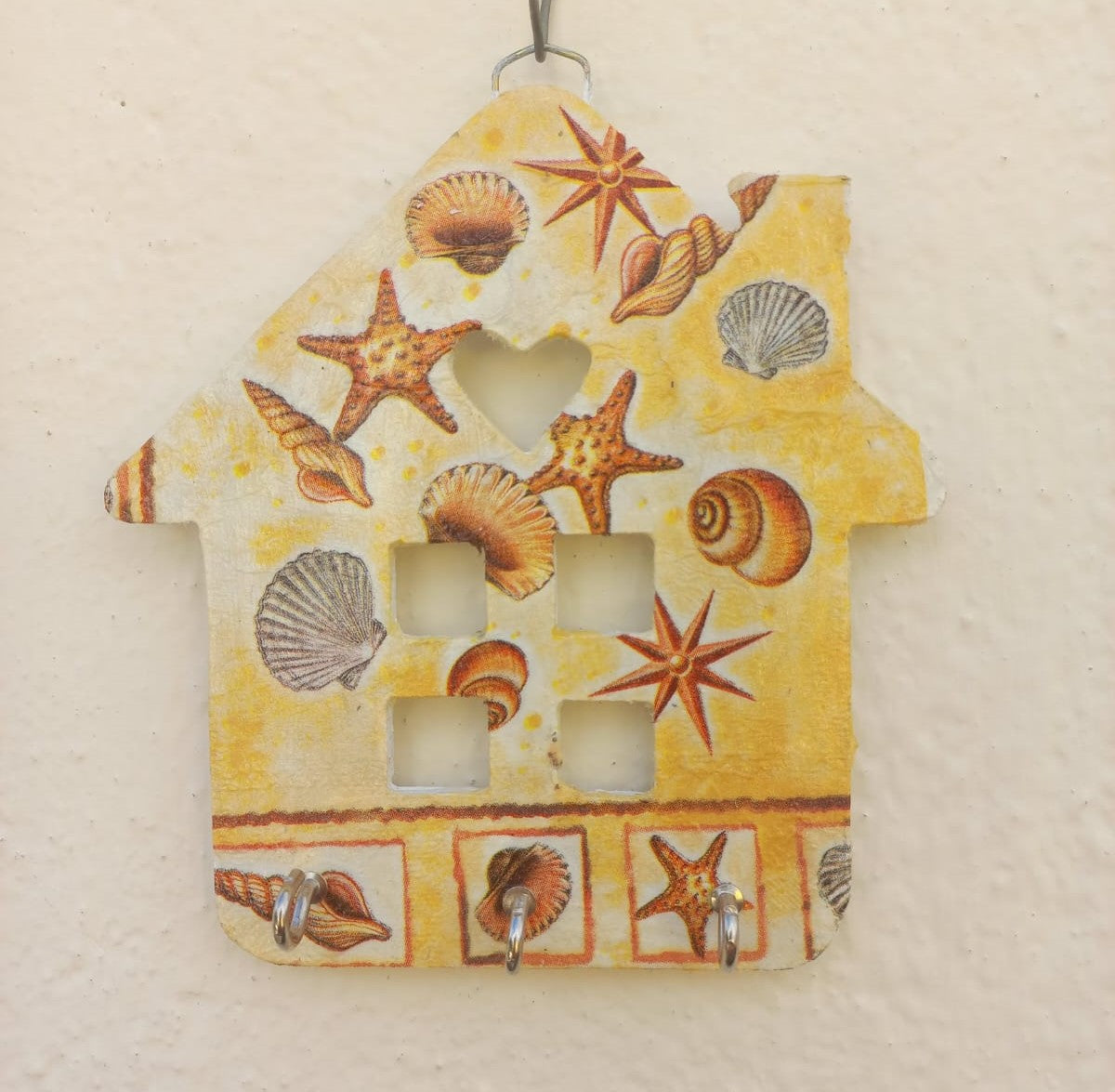 Seashell Paradise Hut Key Holder: Coastal Charm for Your Home
