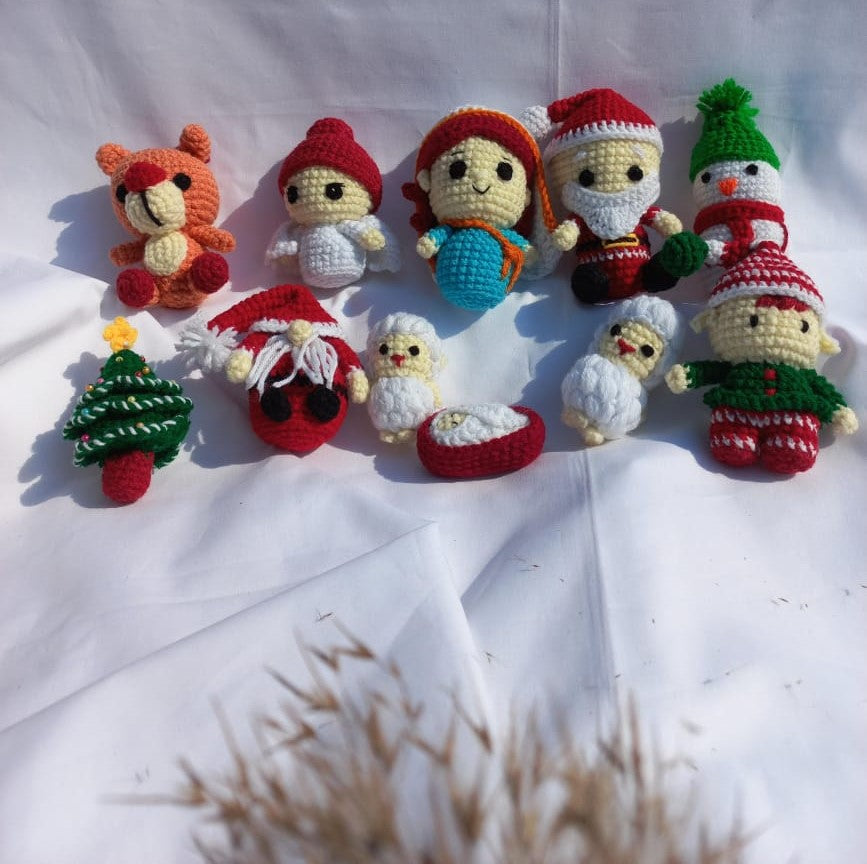 Joyful Christmas Amigurumi Toy Set: Mary, Elf, Santa, and More!