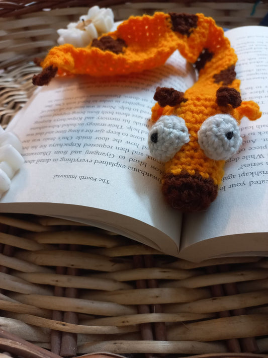 Giraffe Crochet Bookmark: Handmade Safari-Inspired Page Marker for Book Lovers
