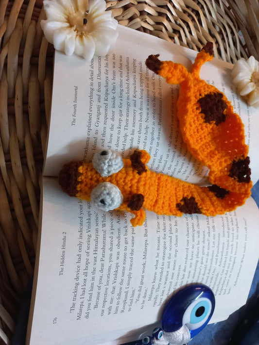 Giraffe Crochet Bookmark: Handmade Safari-Inspired Page Marker for Book Lovers